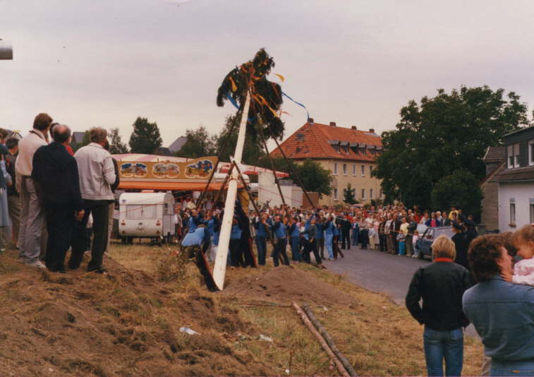 Aufstellen des Kirmesbaums