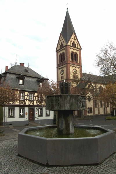 01 - Walpotplatz mit Brunnen, Rathaus und Pfarrkirche St