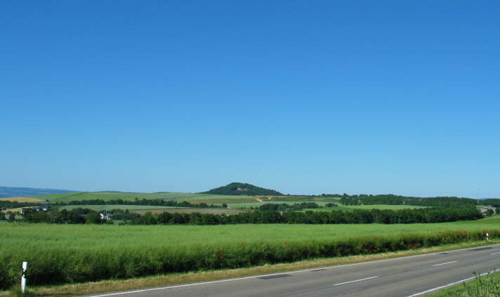 01 -  Der Karmelenberg, fotografiert von der Trierer Chaussee zwischen dem Karmelenberger Hof und Minkelfeld