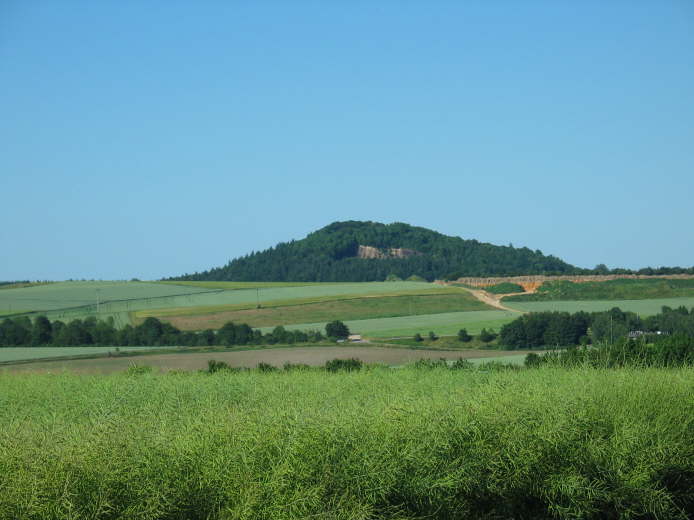 02 - Hier ist die Stelle erkennbar an der der Lava-Abbau einen Teil des Karmelenberges entfernte