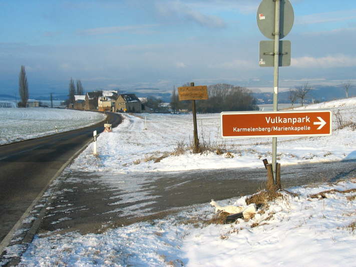 02/10 - Zufahrt zum Parkplatz am Karmelenberg