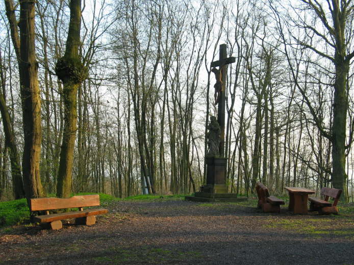 03 - Am Ende des Kreuzweges zur Marienkapelle steht ein Basalthochkreuz mit der Madonna und dem gekreuzigten Jesus