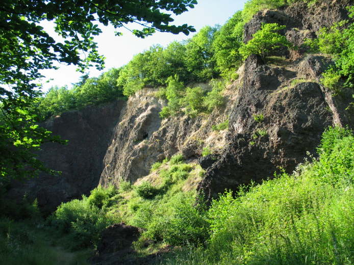 05 - Der frhere Lava-Abbau ermglicht es, einen Blick in das Innere des Schlackenkegels zu werfen