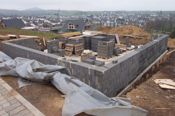 Auf´m Rausch (Frühjahr 2004) - Rohbau mit Grundmauern