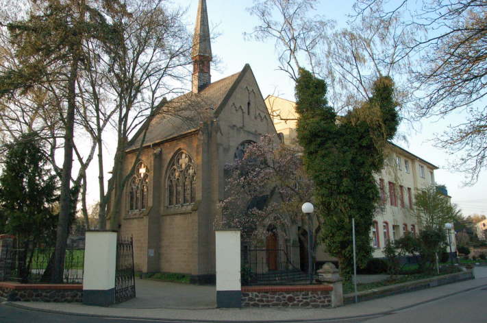 25 - Therapiezentrum mit frherer Kapelle (Frhjahr 2006)